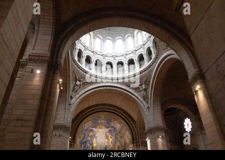 Fantastische Aufnahmen der Architektur während meiner Reise zum Museum Louvre Stockfoto