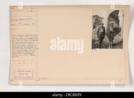 CPL. Howard Thompson wird mit der Pistole eines deutschen Soldaten gesehen, der von Sergeant James W. White im Niemandsland bei einer Begegnung mit fünf Männern und zehn Deutschen am 7. März 1918 getötet wurde. CPL. Thompson holte die Pistole vom toten Deutschen. Das Foto wurde am 11. März 1918 in Ancerville, Frankreich, aufgenommen. Stockfoto