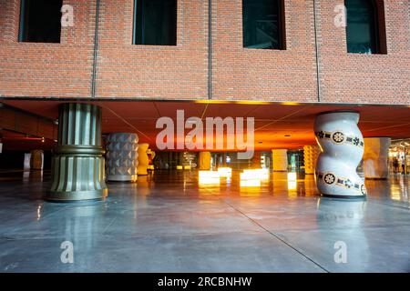 Bilbao, Spanien - 4. August 2022: Azkuna Zentroa, Baskisch für das Azkuna Centre, früher bekannt als Alhondiga Bilbao, ist ein Mehrzweck-Veranstaltungsort, der von Ph Stockfoto