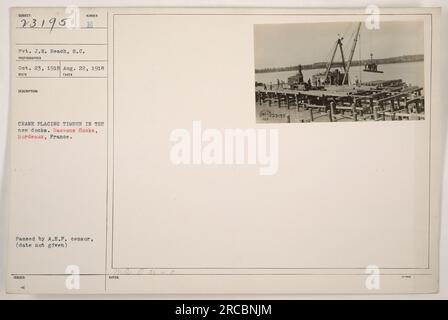 Pvt. J.W. Der Strand des Signalkorps ist auf diesem Foto zu sehen, aufgenommen von einem unbekannten Fotografen am 23. Oktober 1918. Das Bild zeigt Pvt. Beach, der dabei ist, Holz in den neuen Docks der Bassons Docks in Bordeaux, Frankreich, zu platzieren. Die Echtheit des Fotos wurde vom A.E.F.-Zensor bestätigt, aber das Ausstellungsdatum ist unbekannt. Stockfoto