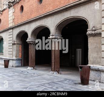 Bilbao, Spanien - 4. August 2022: Eingang der Azkuna Zentroa oder Alhóndiga Stockfoto