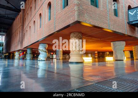 Bilbao, Spanien - 4. August 2022: Azkuna Zentroa, Baskisch für das Azkuna Centre, früher bekannt als Alhondiga Bilbao, ist ein Mehrzweck-Veranstaltungsort, der von Ph Stockfoto