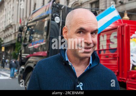 Buenos Aires, Argentinien. 13. Juli 2023. Präsidentschaftskandidatin Horacio Rodriguez Larreta läuft auf der Straße. Larreta tritt in den bevorstehenden Primärwahlen gegen Patricia Bullrich an, um die Oppositionspartei Juntos por el Cambio als Kandidat für die Parlamentswahlen im Oktober zu definieren. Kredit: SOPA Images Limited/Alamy Live News Stockfoto