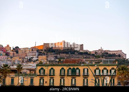 Neapel, Italien - 10. April 2022: Castel Sant'Elmo, die historische Festung von Neapel von der Innenstadt aus. Castel Sant'Elmo ist eine mittelalterliche Festung Stockfoto