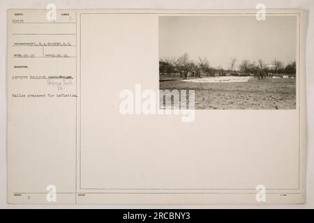 Ein gefangener Ballon, der für die Inflation in Poloma Park, Virginia vorbereitet wird. Dieses Foto wurde am 26. Februar 1919 von CPL aufgenommen. N.A. Coombs. Der Ballon diente während des Ersten Weltkriegs als militärische Aufklärung. Stockfoto