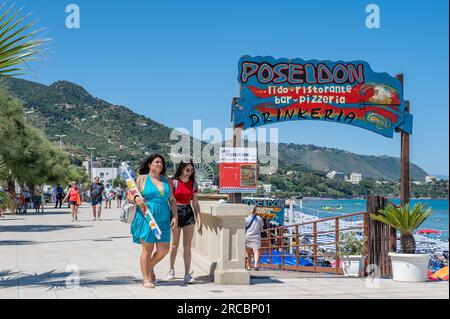 Der Strand in Cefalù an einem sonnigen Tag in Sizilien. Das historische Cefalù ist ein wichtiges Touristenziel auf Sizilien. Stockfoto