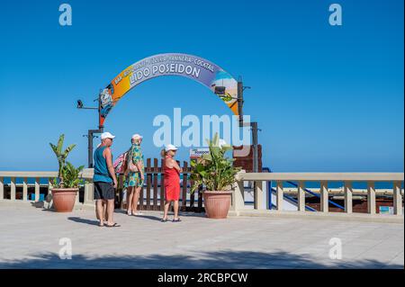 Der Strand in Cefalù an einem sonnigen Tag in Sizilien. Das historische Cefalù ist ein wichtiges Touristenziel auf Sizilien. Stockfoto