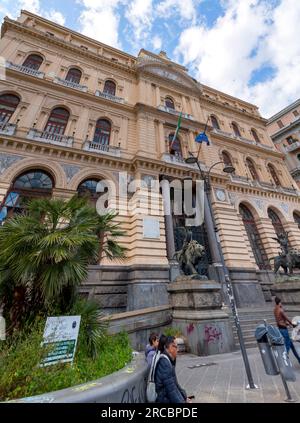 Neapel, Italien - 10. April 2022: Der Palazzo della Borsa ist ein monumentaler Palast aus dem 19. Jahrhundert auf der Piazza des gleichen Namens in Neapel, Kampanien Stockfoto