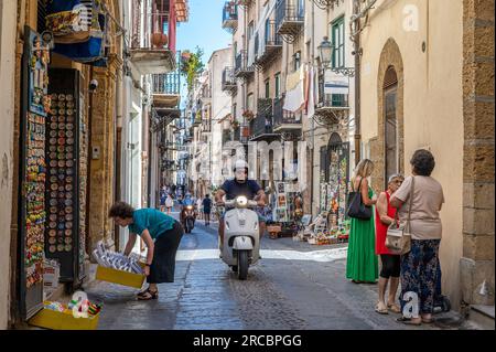 Urbane Szene aus der Altstadt von Cefalú. Diese historische Stadt ist ein wichtiges Reiseziel in Sizilien. Stockfoto