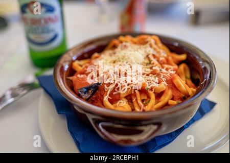 Pasta alla Norma wird in einem Restaurant in Cefalù serviert. Diese historische Stadt ist ein wichtiges Reiseziel in Sizilien. Stockfoto