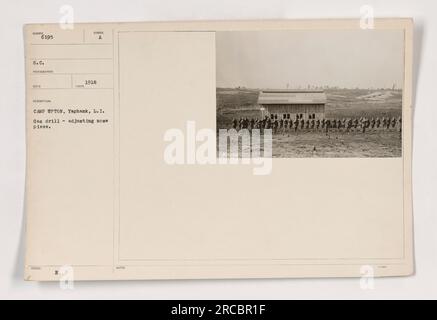 Ein Soldat in Camp Upton, Long Island, der an einer Gasmaskenübung teilnimmt. Auf diesem Foto stellt der Soldat das Nasenstück seiner Gasmaske ein, die 1918 herausgegeben wurde. Das Camp Upton in Yaphank, L.I., wurde während des 1. Weltkriegs für die Ausbildung amerikanischer Soldaten genutzt Stockfoto