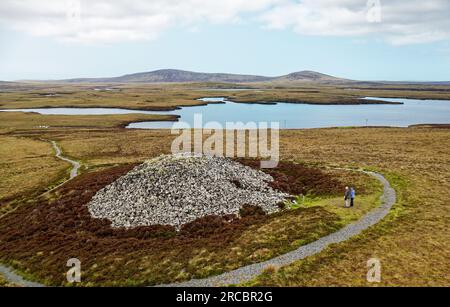 Barpa Langass alias Barpa Langais prähistorischer jungsteinzeitiger Kammern-Cairn am nordwestlichen Hang von Ben Langass, North Uist. Sieht aus wie NW Stockfoto