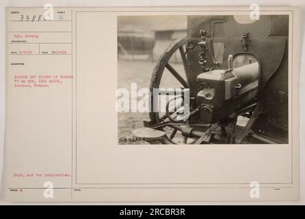 Dieses Bild zeigt die Steißlage und das Ziel einer deutschen 77-mm-Pistole, insbesondere des 1914-Modells. Es wurde am 20. März 1918 in Serches, Frankreich, aufgenommen. Das Foto wurde von Sergeant Koenig aufgenommen und am 7. Januar 1919 vom Fotografen empfangen. In der Beschreibung wird angegeben, dass sie nicht veröffentlicht werden soll. Stockfoto