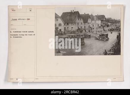 M. Clemenceau, der französische Beamte, besucht das Elsass und wird während des Besuchs in Damemarie gesehen. Dieses Foto mit der Nummer 111-SC-8031 wurde von einem Fotografen aufgenommen, der als REC identifiziert wurde. Es ist ein Schaubild des Besuchs von M. Clemenceau und Teil einer Sammlung mit dem Titel „Fotos amerikanischer Militäraktivitäten während des Ersten Weltkriegs“. Stockfoto