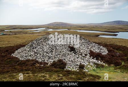 Barpa Langass alias Barpa Langais prähistorischer jungsteinzeitiger Kammern-Cairn am NW-Hang von Ben Langass, North Uist. Ich sehe nach SW und sehe den Eingang Stockfoto