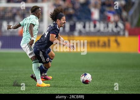 Der New England Revolution Verteidiger Ryan Spaulding (34) stößt mittwochs während der zweiten Hälfte eines MLS-Fußballspiels mit einem Atlanta United Verteidiger zusammen Stockfoto