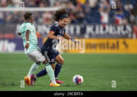 Der New England Revolution Verteidiger Ryan Spaulding (34) stößt mittwochs während der zweiten Hälfte eines MLS-Fußballspiels mit einem Atlanta United Verteidiger zusammen Stockfoto