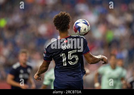 Der Mittelfeldspieler Brandon Bye (15) der New England Revolution erhält während der ersten Halbzeit einen Pass vom Mittelfeldspieler Carles Gil (10) der New England Revolution Stockfoto