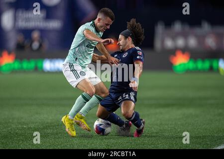 Der New England Revolution Verteidiger Ryan Spaulding (34) kollidiert während der zweiten Hälfte eines MLS socc mit dem Atlanta United Verteidiger Brooks Lennon (11) Stockfoto