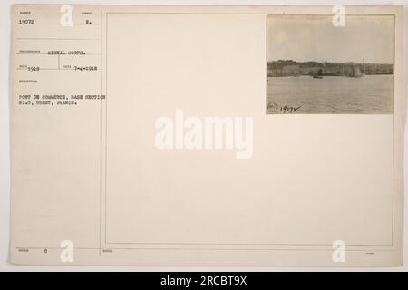 Amerikanische Soldaten entladen während des Ersten Weltkriegs Vorräte in Port de Commerce in Brest, Frankreich. Das Foto wurde am 4. Juli 1918 aufgenommen. Das Symbol E.C auf der Beschreibung zeigt an, dass es vom Signalkorps herausgegeben wurde. Stockfoto