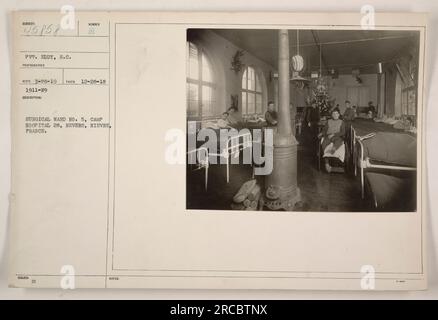 Bild der chirurgischen Station B im Camp Hospital 28 in Nevers, Nievre, Frankreich, aufgenommen von Pvt. Eddy am 12. Und 28-18. Weltkrieg Das Foto, Subjekt 45858, zeigt das Innere des Krankenhauses mit Betten und medizinischen Geräten. In der handschriftlichen Notiz wird der Beleg auf 7-28-19 mit weiteren Notizen oder Informationen erwähnt. Stockfoto