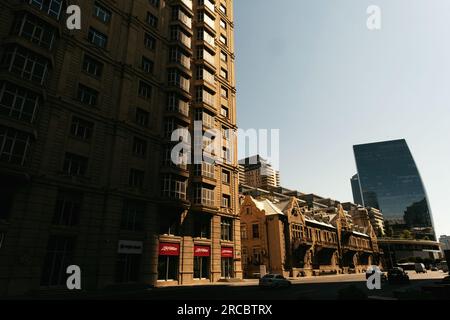 Baku, Aserbaidschan - 26. Juni 2023: Dieses dynamische Stadtbild spiegelt den Kontrast zwischen Bakus Old Street Hotel aus der Sowjetzeit und dem modernen Port Baku Nor wider Stockfoto