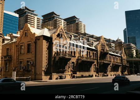 Baku, Aserbaidschan - 26. Juni 2023: Dieses dynamische Stadtbild spiegelt den Kontrast zwischen Bakus Old Street Hotel aus der Sowjetzeit und dem modernen Port Baku Nor wider Stockfoto
