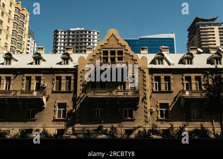Baku, Aserbaidschan - 26. Juni 2023: Dieses dynamische Stadtbild spiegelt den Kontrast zwischen Bakus Old Street Hotel aus der Sowjetzeit und dem modernen Port Baku Nor wider Stockfoto