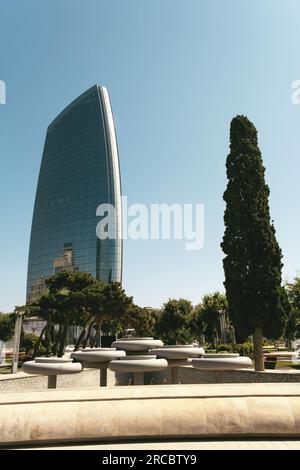 Baku, Aserbaidschan - 26. Juni 2023: Ein frühmorgendlicher Blick auf das majestätische Gebäude innerhalb des Crescent City Project, gebadet im sanften Licht des Sonnenaufgangs Stockfoto