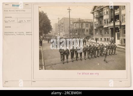 Ablösung von Benson Polytechnic in Portland, Oregon, auf Parade abgebildet. Das Foto wurde von einem Fotografen der Universität Benson mit der Referenznummer 55840 vom 27. Dezember 1918 aufgenommen. Das Foto wurde mit einer Beschreibung herausgegeben und ist Teil einer Sammlung von Fotografien, die amerikanische Militäraktivitäten während des Ersten Weltkriegs dokumentieren. Stockfoto