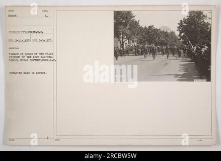 Parade in Washington, D.C. zu Ehren der Preisträger des Army National School Essay Contest. Das Foto zeigt eine Infanteriegruppe, die an der Parade teilnimmt. Das Bild wurde am 5. Mai 1920 von Pvt. Eskin S.C. aufgenommen. Offiziell ausgestellt unter US-Noten 69555. Stockfoto