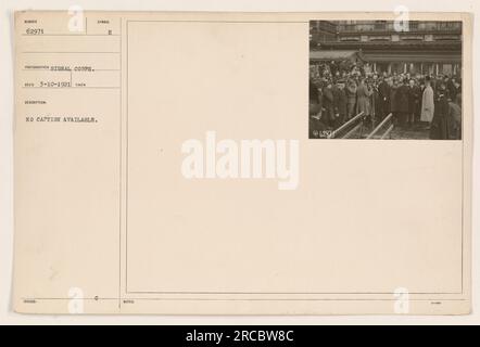 Eine große Menge Männer, viele in Uniform, versammeln sich an einem Dock, um Zeugen zu werden, wie ein Mann, der mit dem Rücken zur Kamera steht, Franklin D. Roosevelt die Hand schüttelt. Auf dem Foto ist auch eine Frau zu sehen. Ein Mann in Uniform mit einer Videokamera zeichnet die Interaktion auf. Auf dem Foto steht die Nummer 62971. Stockfoto