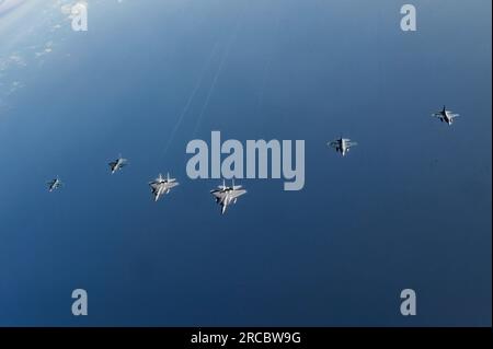 Japanisches Meer, Japan. 24. Juni 2022. USA Air Force F-15C Eagle Fighter Aircraft und Japanese Air Self Defense Force F-2 Viper Zero Fighter Fighter fliegen in Formation Over the Sea of Japan, 12. Juli 2023, in Japan. Kredit: AC1 Tylir Meyer/U.S. Air Force/Alamy Live News Stockfoto