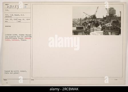 Pvt. J.W. Beach of the American Army untersucht das Entladen von Vorräten für die amerikanischen Expeditionstruppen in Bassons Docks, Bordeaux, Frankreich. Das Foto wurde am 21. August 1918 aufgenommen und zeigt Kräne bei der Arbeit, während Materialien an Land gebracht werden. Das Bild stammt vom 23. Oktober 1918 und wurde vom A.E.F.-Zensor genehmigt. Stockfoto