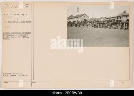 Soldaten, die in den USA Anweisungen zum Hufeisen erhalten Mounted Service School in Fort Riley, Kansas. Aufgenommen von LT. E. N. Jackson, Signal Corps, wurde das Foto am 10. Juli 1918 aufgenommen und am 26. Juli 1918 vom Zensor des Militärgeheimdienstes veröffentlicht. Fotonummer: 111-SC-14472. Stockfoto