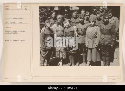 Soldiers in Tours, Frankreich, genießen Sie die Unterhaltung durch den Wild Cat Review. Dieses Foto wurde vom Signalkorps am 3. Juli 1919 aufgenommen. Die Soldaten der Gruppe 61538 sind auf dem Foto zu sehen. Das Foto ist mit dem Symbol „E₁“ für die Unterhaltungsabteilung gekennzeichnet. Die Notizen des MP werden ebenfalls erwähnt. Stockfoto