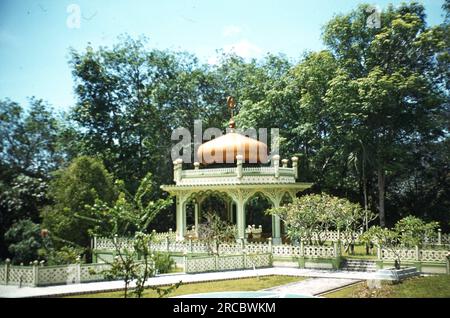 Szenen in Malaysia, Borneo und Brunei im Jahr 1980. Dazu gehören Gebäude und Geschäfte, Verkehrsmittel und Menschen, die ihre Geschäfte machen. Stockfoto