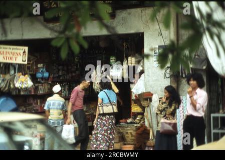 Szenen in Malaysia, Borneo und Brunei im Jahr 1980. Dazu gehören Gebäude und Geschäfte, Verkehrsmittel und Menschen, die ihre Geschäfte machen. Stockfoto