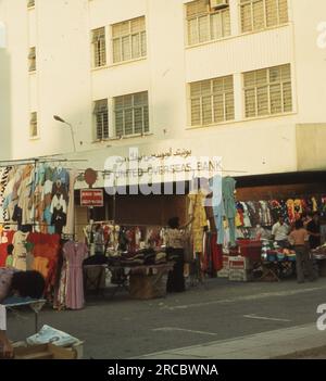 Szenen in Malaysia, Borneo und Brunei im Jahr 1980. Dazu gehören Gebäude und Geschäfte, Verkehrsmittel und Menschen, die ihre Geschäfte machen. Stockfoto