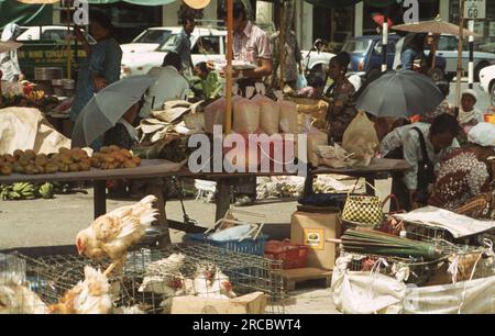 Szenen in Malaysia, Borneo und Brunei im Jahr 1980. Dazu gehören Gebäude und Geschäfte, Verkehrsmittel und Menschen, die ihre Geschäfte machen. Stockfoto