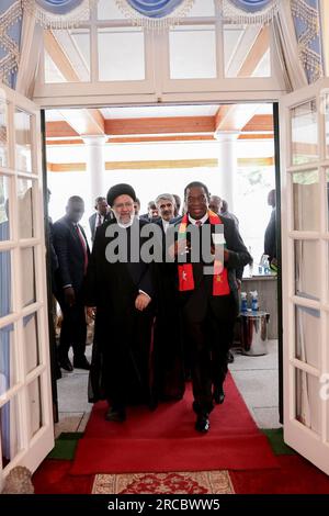 Harare, Harare, Simbabwe. 13. Juli 2023. Simbabwe-Präsident EMMERSON MNANGAGWA (R) trifft den iranischen Präsidenten EBRAHIM RAISI (L) in Harare. (Kreditbild: © iranische Präsidentschaft via ZUMA Press Wire) NUR REDAKTIONELLE VERWENDUNG! Nicht für den kommerziellen GEBRAUCH! Stockfoto