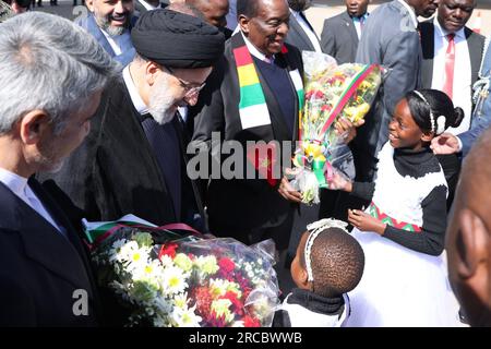 Harare, Harare, Simbabwe. 13. Juli 2023. Simbabwe-Präsident EMMERSON MNANGAGWA begrüßt den iranischen Präsidenten EBRAHIM RAISI bei seiner Ankunft in Harare. (Kreditbild: © iranische Präsidentschaft via ZUMA Press Wire) NUR REDAKTIONELLE VERWENDUNG! Nicht für den kommerziellen GEBRAUCH! Stockfoto