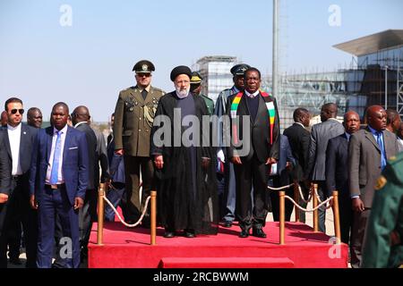 Harare, Harare, Simbabwe. 13. Juli 2023. Simbabwe-Präsident EMMERSON MNANGAGWA begrüßt den iranischen Präsidenten EBRAHIM RAISI bei seiner Ankunft in Harare. (Kreditbild: © iranische Präsidentschaft via ZUMA Press Wire) NUR REDAKTIONELLE VERWENDUNG! Nicht für den kommerziellen GEBRAUCH! Stockfoto