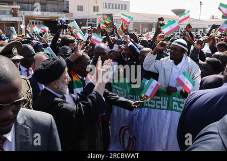 Harare, Harare, Simbabwe. 13. Juli 2023. Simbabwe-Präsident EMMERSON MNANGAGWA begrüßt den iranischen Präsidenten EBRAHIM RAISI bei seiner Ankunft in Harare. (Kreditbild: © iranische Präsidentschaft via ZUMA Press Wire) NUR REDAKTIONELLE VERWENDUNG! Nicht für den kommerziellen GEBRAUCH! Stockfoto