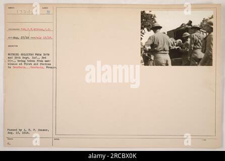 Verwundete Soldaten der 30. Und 38. Infanterie-Regimente, 3. Division, werden aus einem Krankenwagen in der Ersten-Hilfe-Station in Courboin, Frankreich, gebracht. Das Foto wurde von Pvt. J.R. gemacht Gibbon am 15. Juli 1918. Es wurde als Schwarzweißfoto Nr. 17347 herausgegeben und von der A.E.F. übergeben Zensor am 13. August 1918." Stockfoto