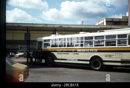 Szenen in Malaysia, Borneo und Brunei im Jahr 1980. Dazu gehören Gebäude und Geschäfte, Verkehrsmittel und Menschen, die ihre Geschäfte machen. Stockfoto