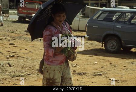 Szenen in Malaysia, Borneo und Brunei im Jahr 1980. Dazu gehören Gebäude und Geschäfte, Verkehrsmittel und Menschen, die ihre Geschäfte machen. Stockfoto