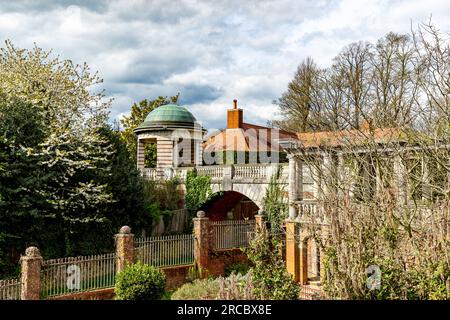 Wunderschöne Aufnahmen aus Hill Garden und Pergola Stockfoto