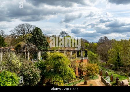 Wunderschöne Aufnahmen aus Hill Garden und Pergola Stockfoto