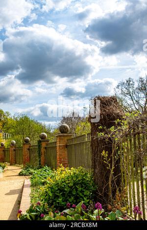 Wunderschöne Aufnahmen aus Hill Garden und Pergola Stockfoto